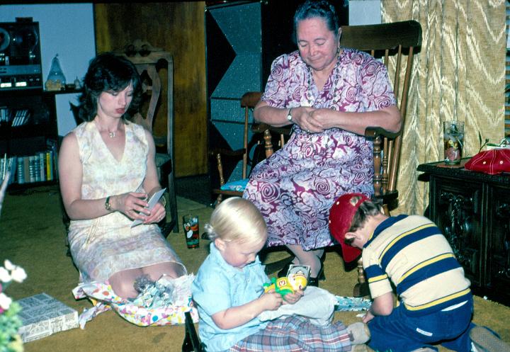 scan0019.jpg - Yvonne, Margarita, Justin David.  Blue Ridge home.  KCMO