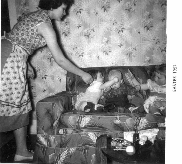 scan0009.jpg - Vangie, Tresa, Donny, Yvonne.  Macon, MO