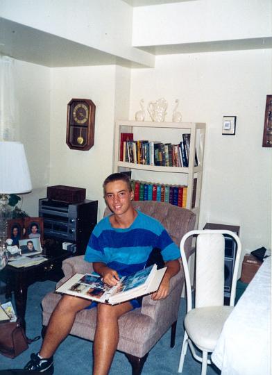 scan0002.jpg - Justin.  Aunt Vickie's apartment.  1994?