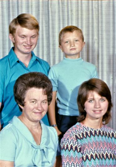 scan0001.jpg - Lorne, Yvonne, Virginia, Donny