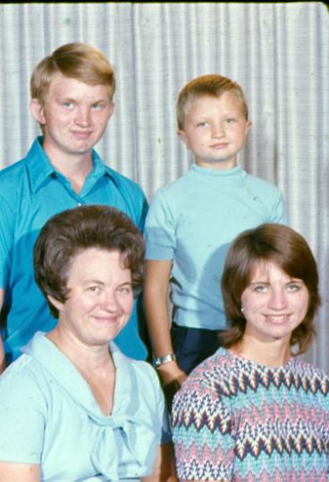 scan0005.jpg - Virginia, Donny, Yvonne, Lorne