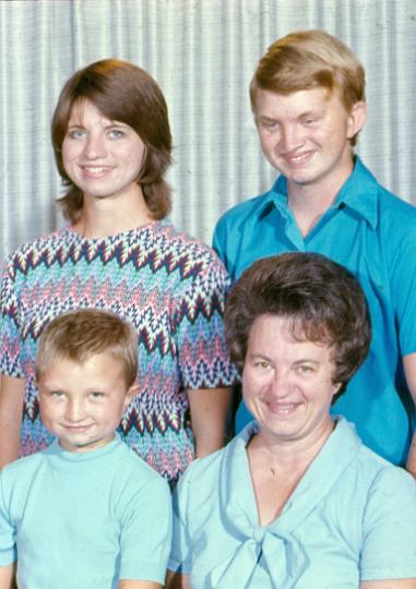 scan0006.jpg - Lorne, Yvonne, Virginia, Donny