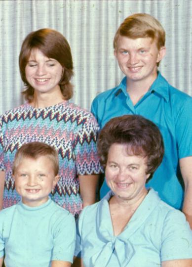 scan0007.jpg - Lorne, Yvonne, Virginia, Donny