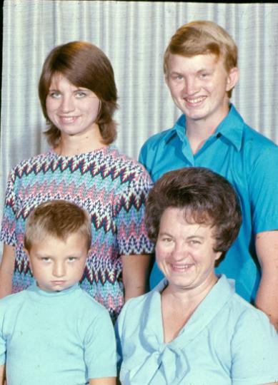 scan0009.jpg - Lorne, Yvonne, Virginia, Donny