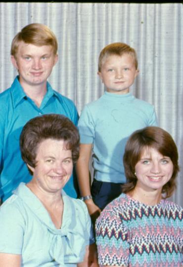 scan0011.jpg - Lorne, Yvonne, Virginia, Donny