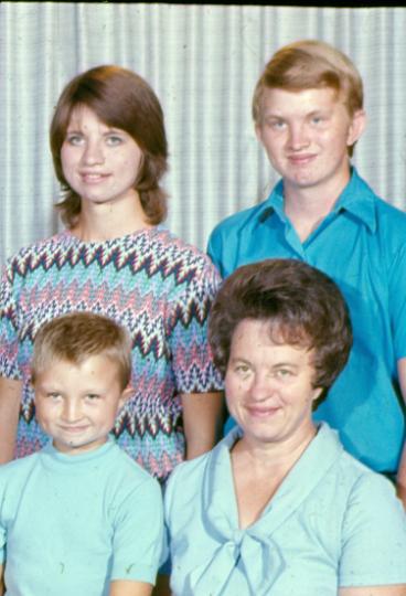 scan0017.jpg - Lorne, Yvonne, Virginia, Donny