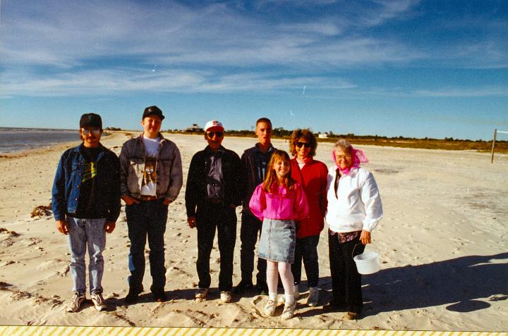 scan0057.jpg - Lorne, David, Dean, Justin, Rebecca, Yvonne and Virginia @1994